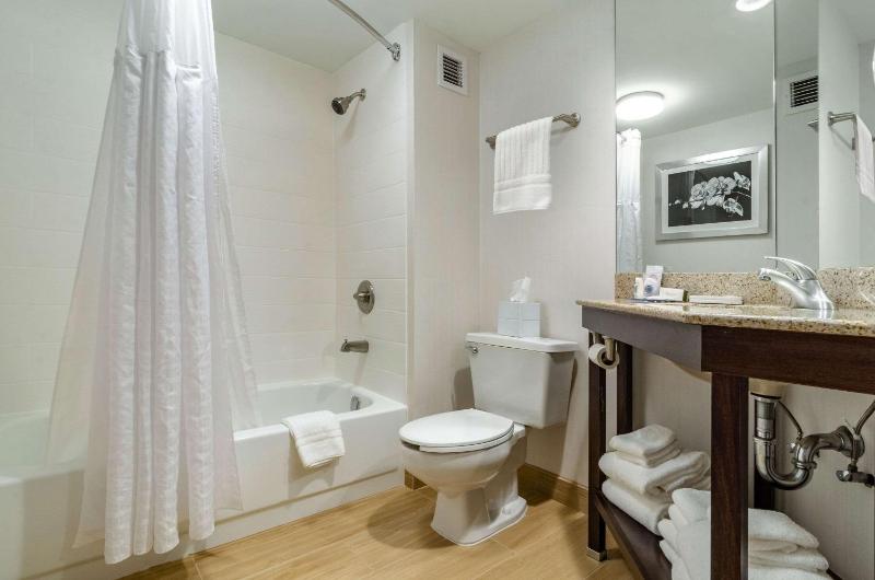 Queen Room with Two Queen Beds - Non-Smoking image 3