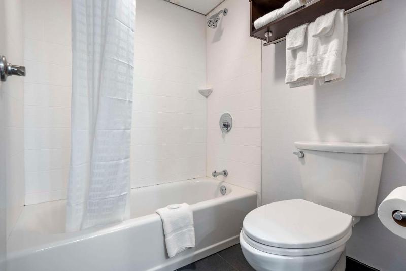 Standard Queen Room with Two Queen Beds - Non Smoking  image 3