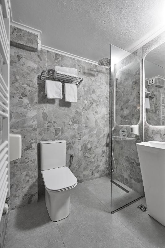Economy Double Room Semi-basement image 1
