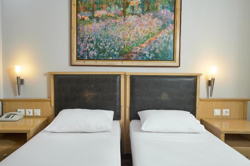 Twin Room image 4