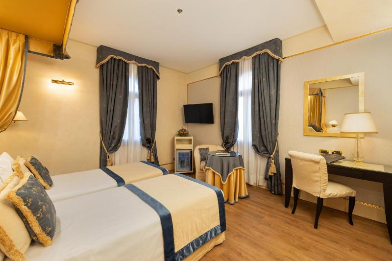 Deluxe Double Room image 3