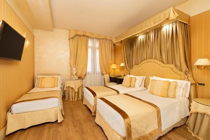 Deluxe Triple Room image 3