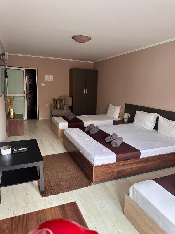 Quadruple Room with Bath image 1