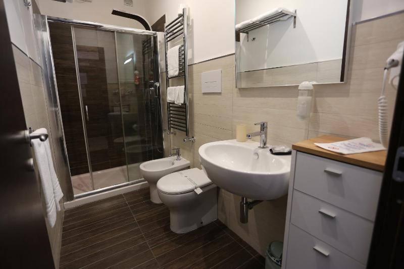 Double Room with Balcony image 2