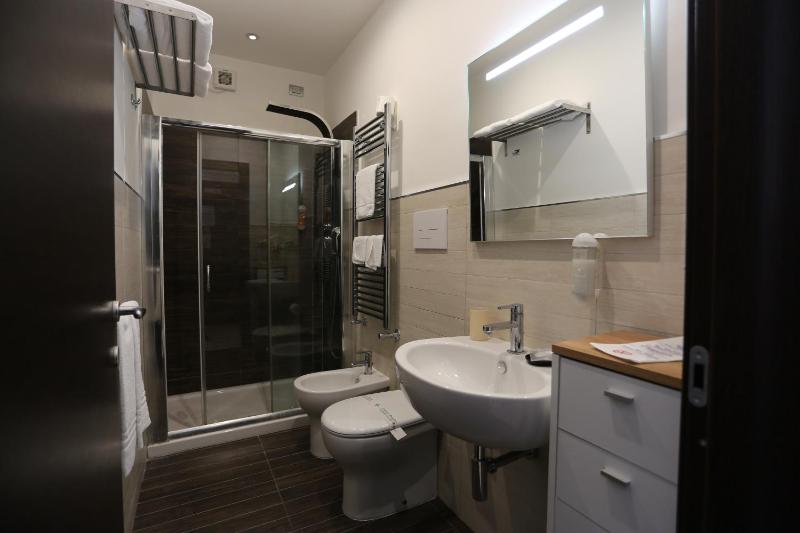 Double Room with Balcony image 3