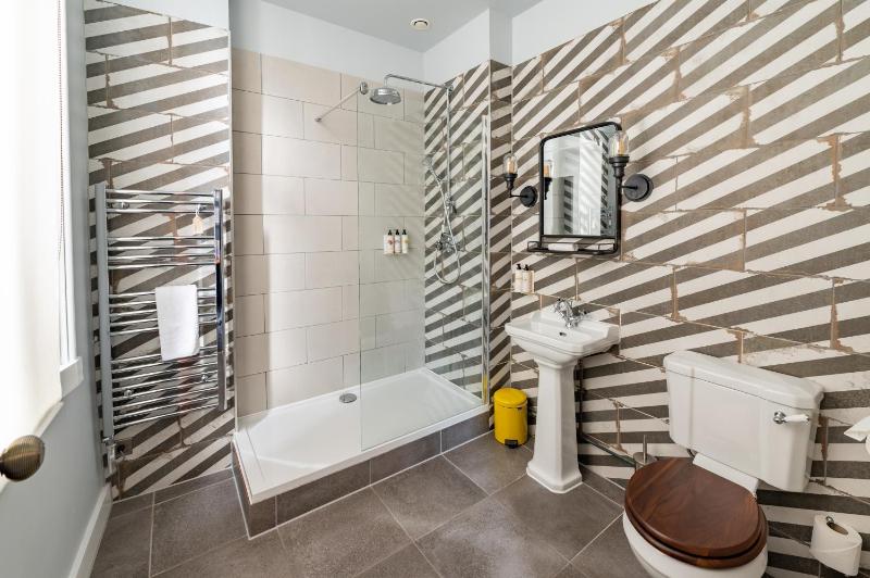 Single Room with Bathroom image 1