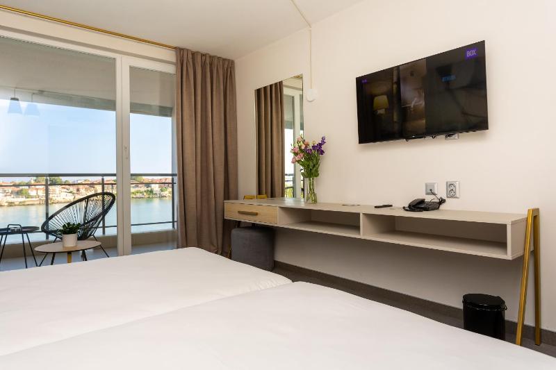 Double Room with Sea View image 4