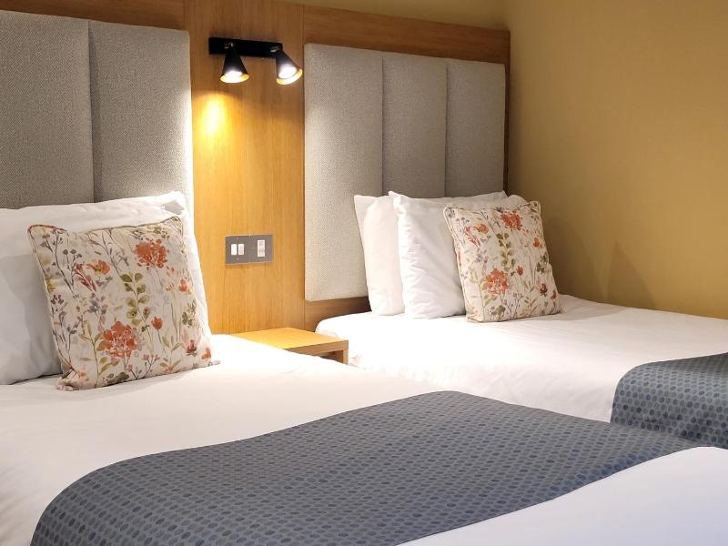 Twin Room with Private Bathroom image 1
