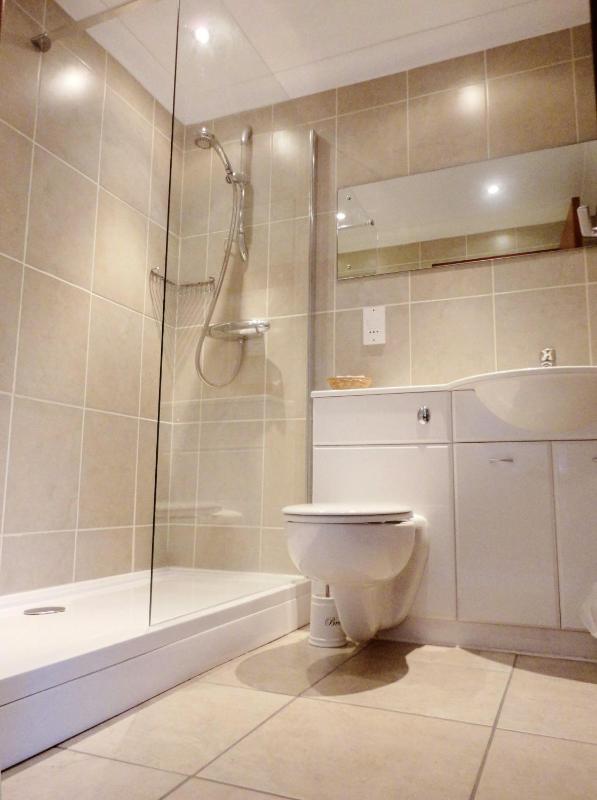 Twin Room with Private Bathroom image 4
