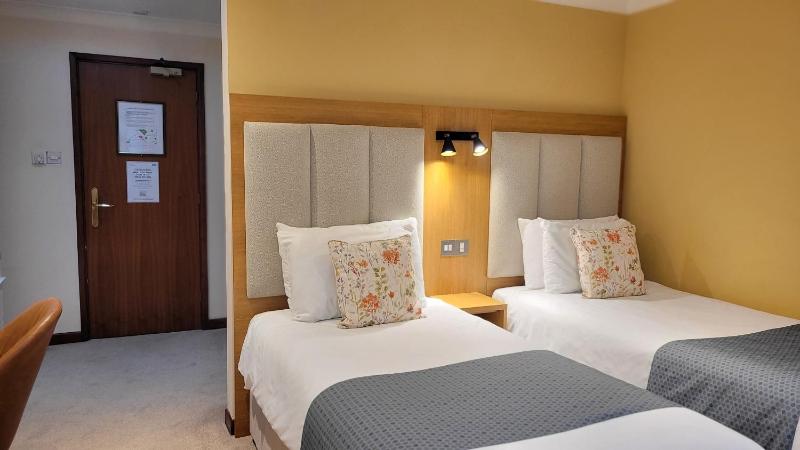 Twin Room with Private Bathroom image 2