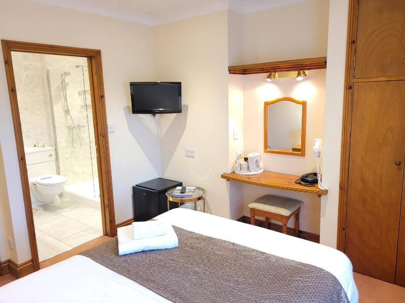 Double Room with Private Bathroom image 2