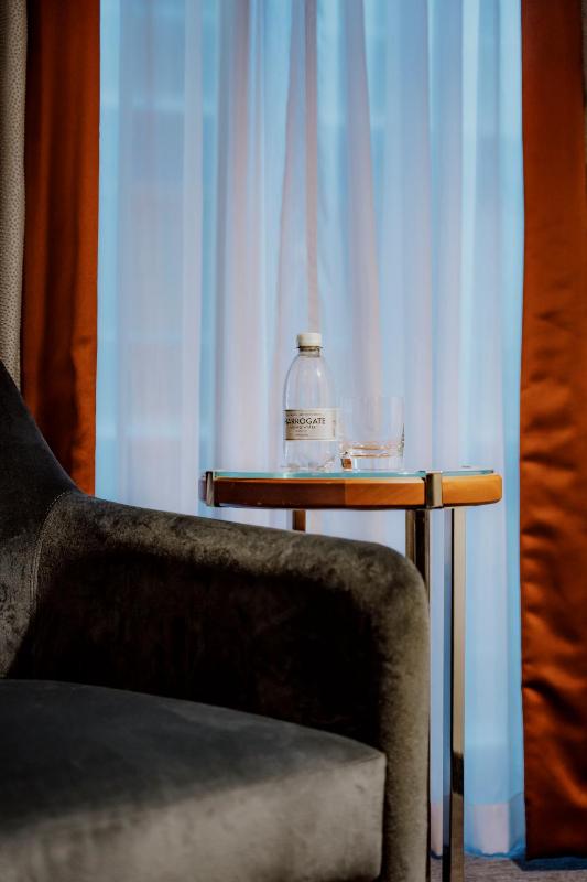 King Room with Courtyard View - High Floor image 3