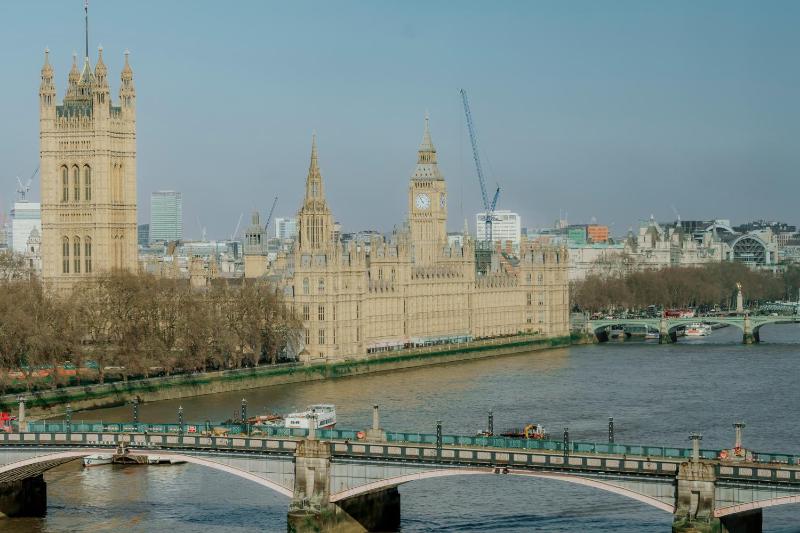 Deluxe King Room with River View - High Floor image 4