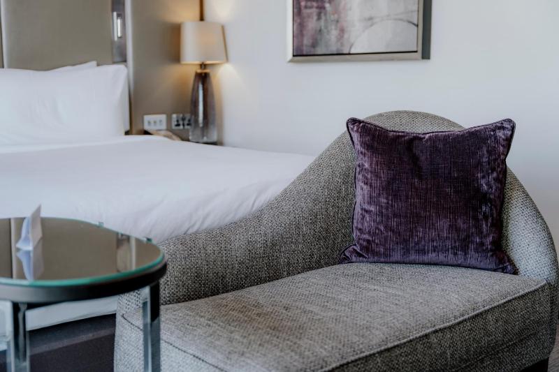 Deluxe King Room with Balcony and River View - High Floor image 4