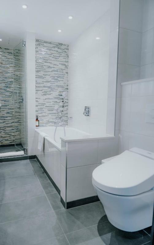 Deluxe King Room with Balcony and River View - High Floor image 3