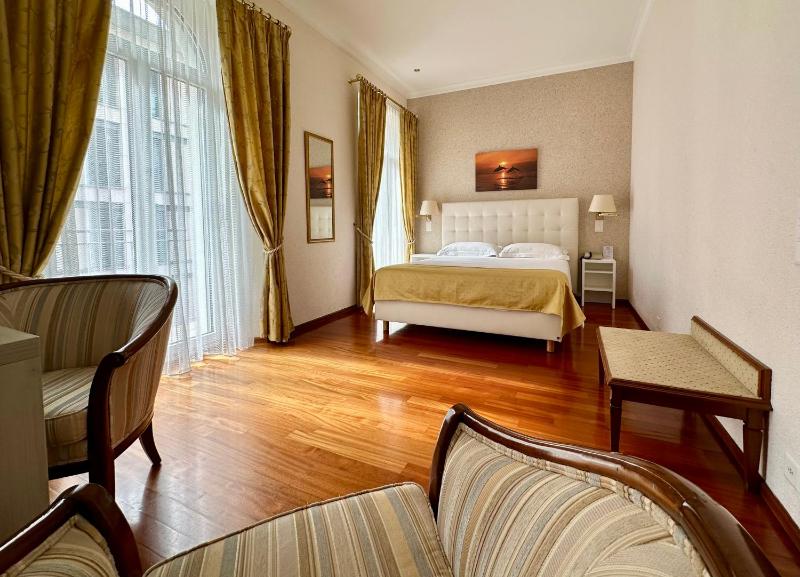 Executive Double Room with Balcony image 3