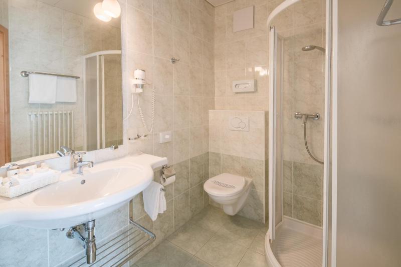 Executive Twin Room with Balcony  image 2