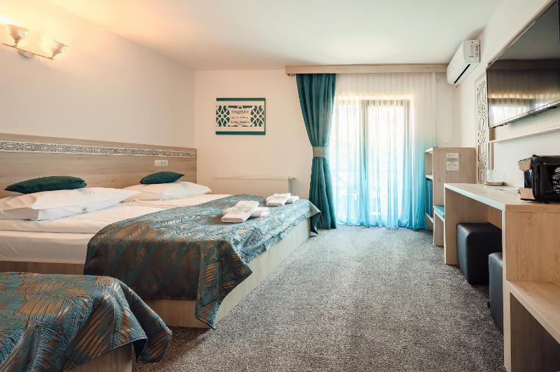 Triple Room with Balcony image 4