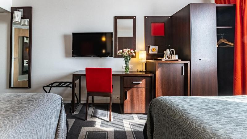 Standard Double Room with Two Double Beds and City View image 4