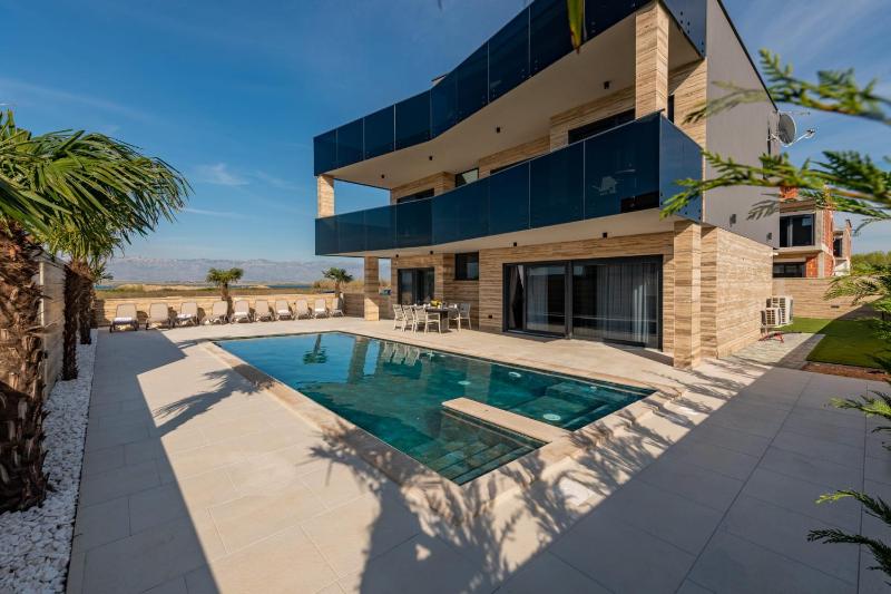 CROWONDER Villa Travera 2 with Heated Swimming Pool - CROWONDER LUXURY RENT - image 21