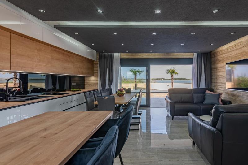 CROWONDER Villa Travera 2 with Heated Swimming Pool - CROWONDER LUXURY RENT - image 10