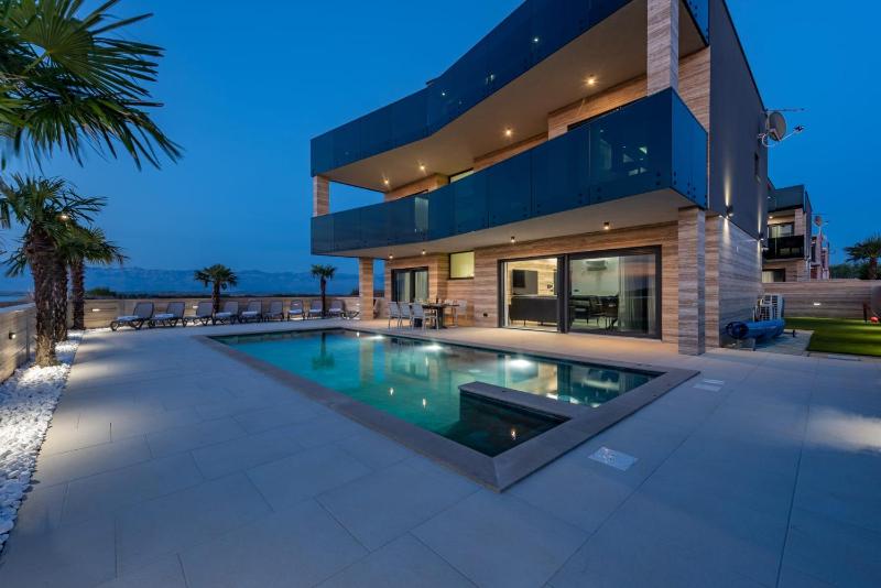 CROWONDER Villa Travera 2 with Heated Swimming Pool - CROWONDER LUXURY RENT - image 17