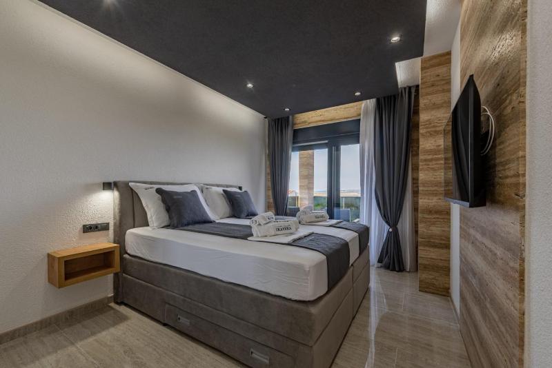 CROWONDER Villa Travera 2 with Heated Swimming Pool - CROWONDER LUXURY RENT - image 3