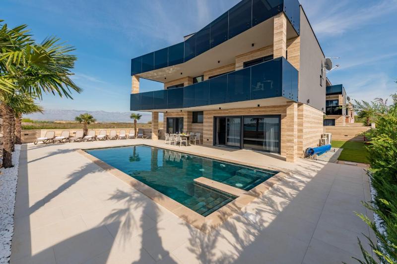 CROWONDER Villa Travera 2 with Heated Swimming Pool - CROWONDER LUXURY RENT - image 27