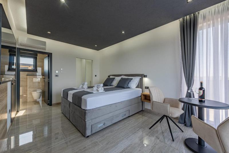 CROWONDER Villa Travera 2 with Heated Swimming Pool - CROWONDER LUXURY RENT - image 5