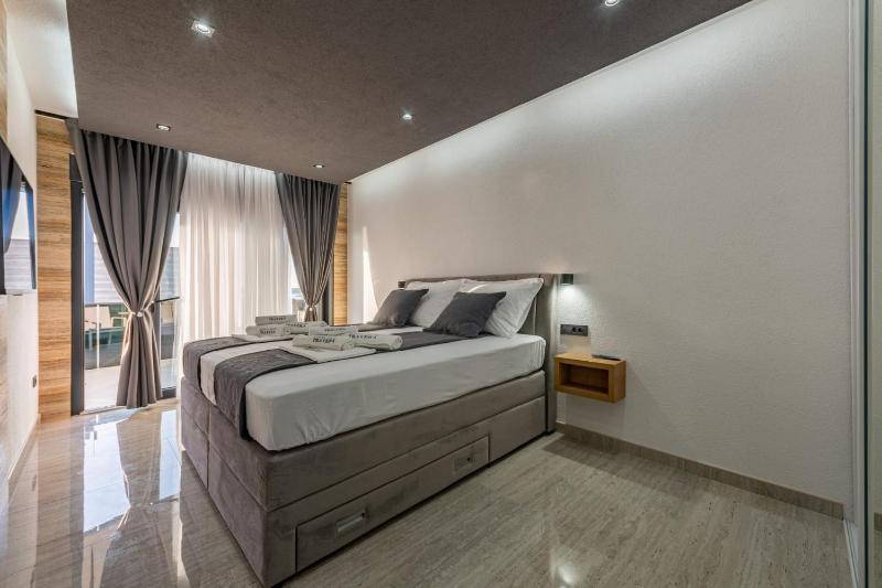 CROWONDER Villa Travera 2 with Heated Swimming Pool - CROWONDER LUXURY RENT - image 8