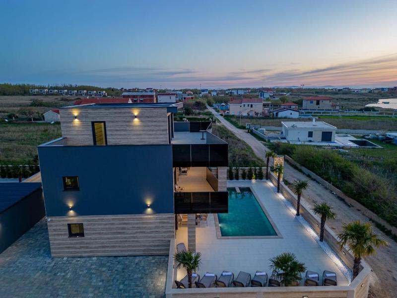 CROWONDER Villa Travera 2 with Heated Swimming Pool - CROWONDER LUXURY RENT - image 20