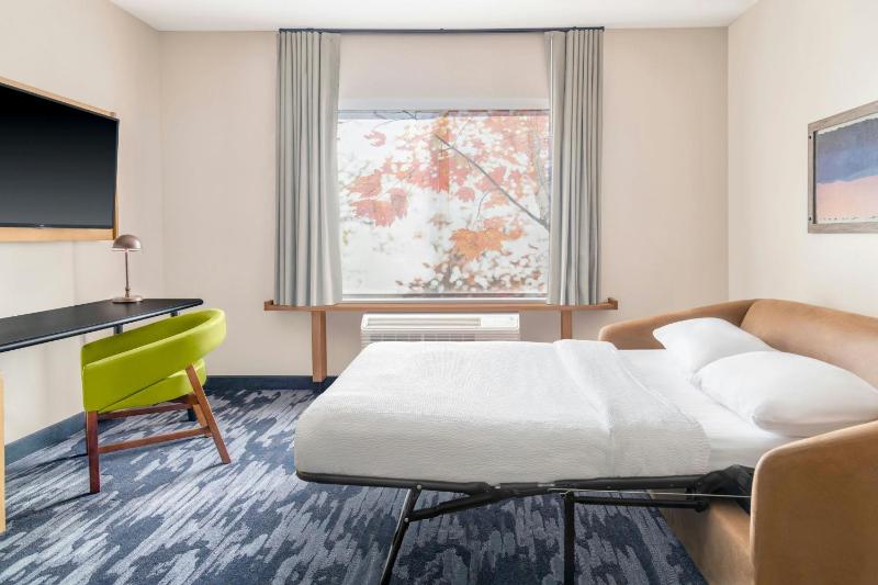 Queen Suite with Two Queen Beds, Sofa Bed and City View image 4