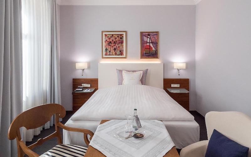 Standard Queen Room image 3