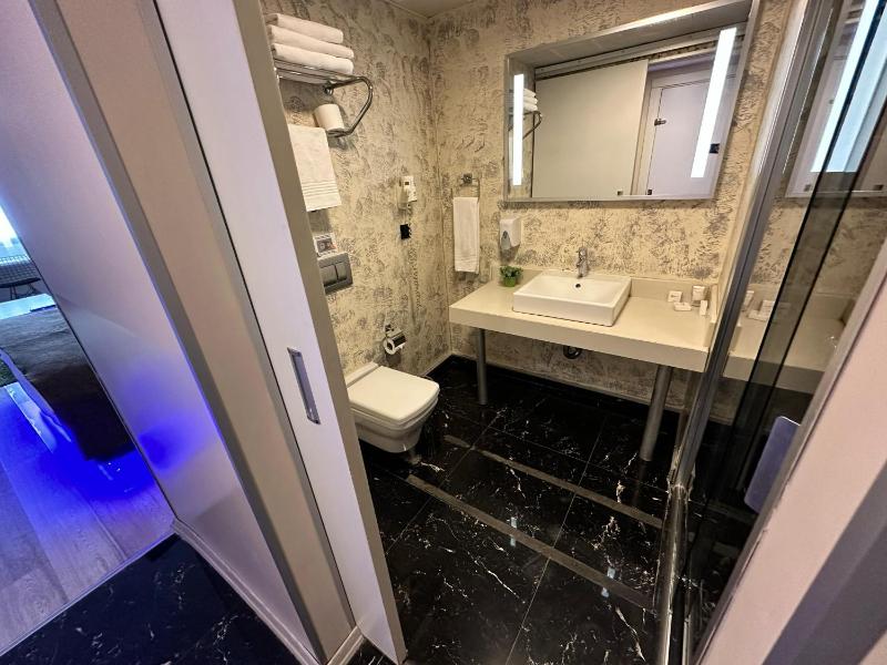 Standard Twin Room image 3