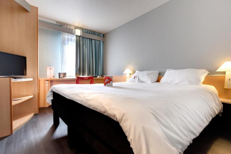 Standard Double Room - Mobility Accessible image 1