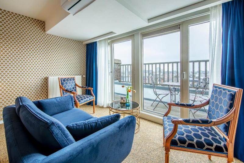 Superior Balcony Room image 3