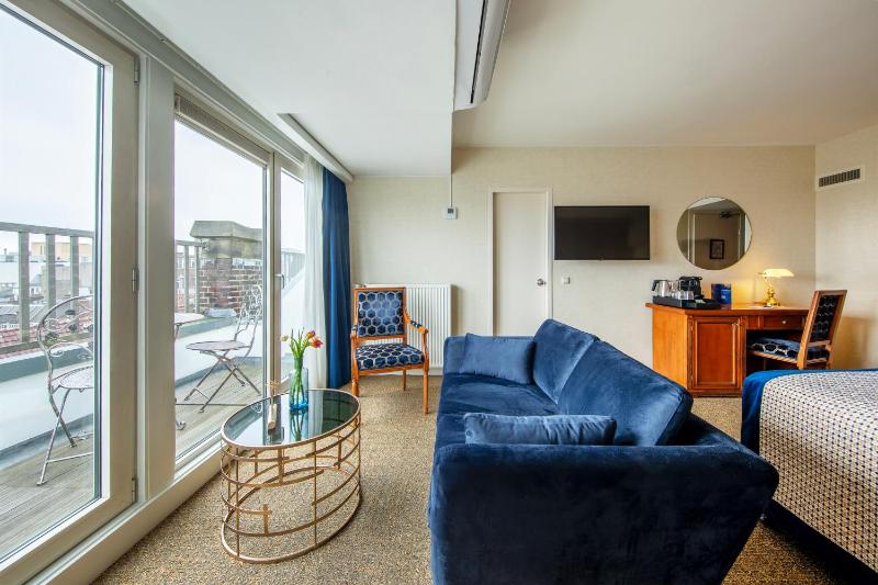 Superior Balcony Room image 4
