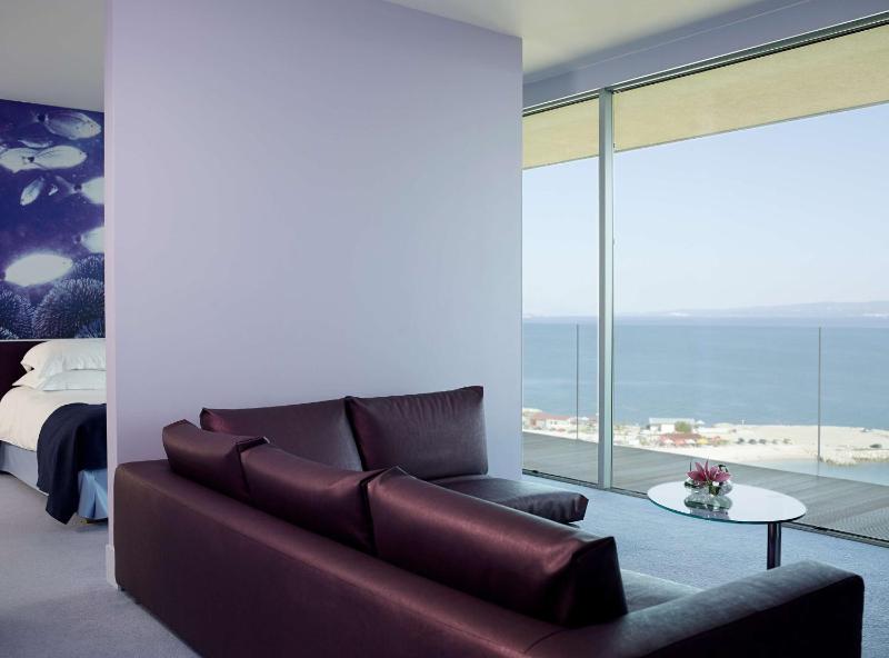 Superior Suite with Sea View and Balcony image 3