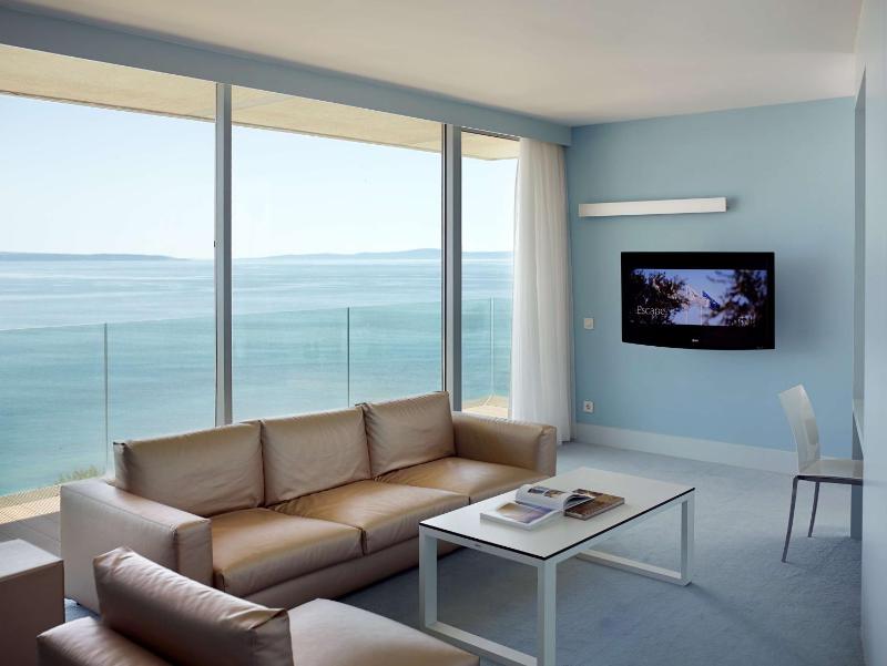 Junior Suite with Sea View and Balcony image 3