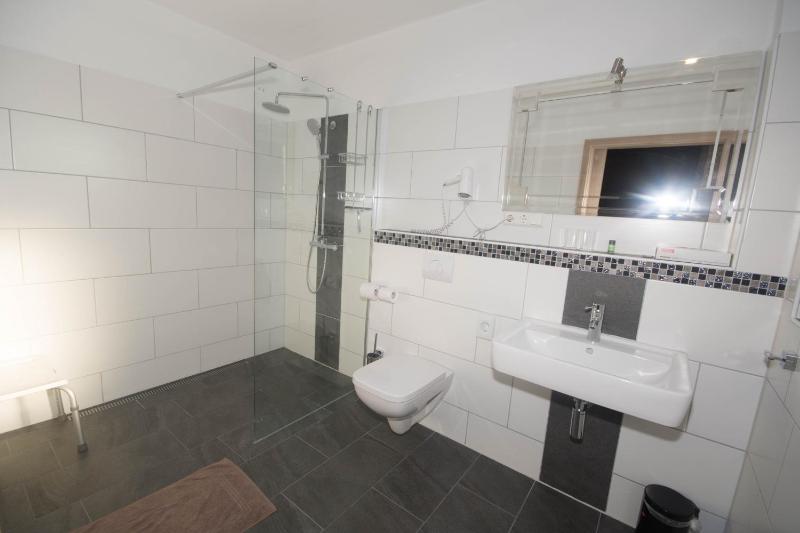 Double Room with Balcony image 4