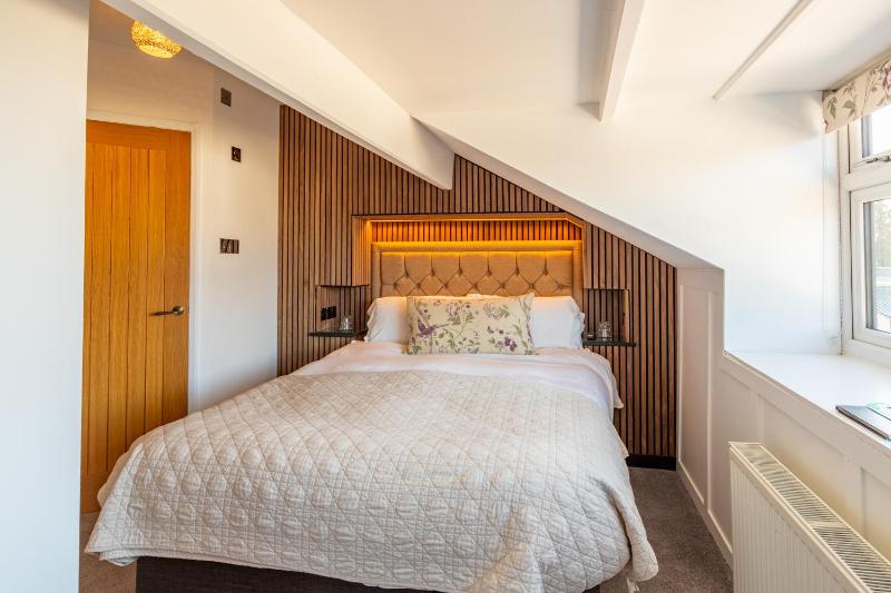 Standard King Room image 4