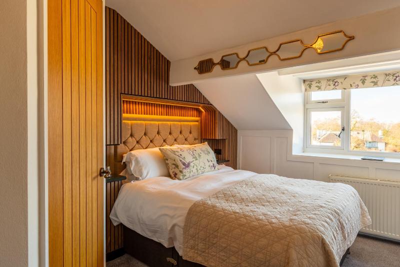 Standard King Room image 3