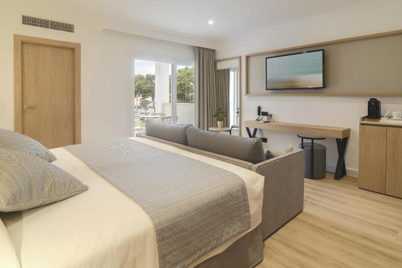 Superior Twin Room with Balcony image 1