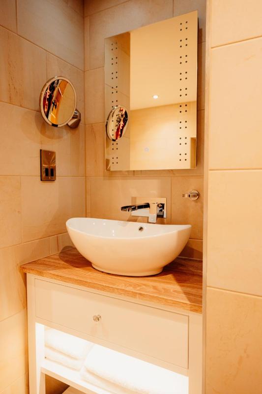 Deluxe Double or Twin Room image 3