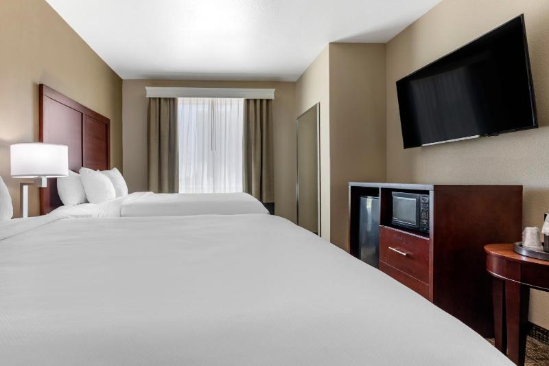 Queen Suite with Two Queen Beds - Non-Smoking image 4