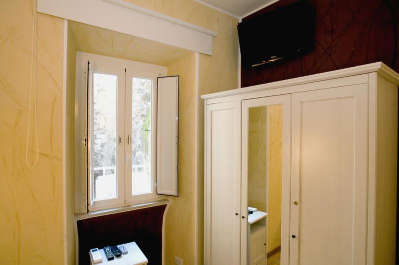Economy Double Room image 3