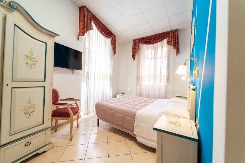 Standard Double Room image 4