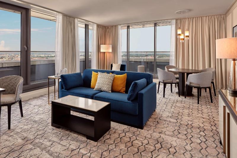 One-Bedroom Penthouse Suite Panoramic View image 4