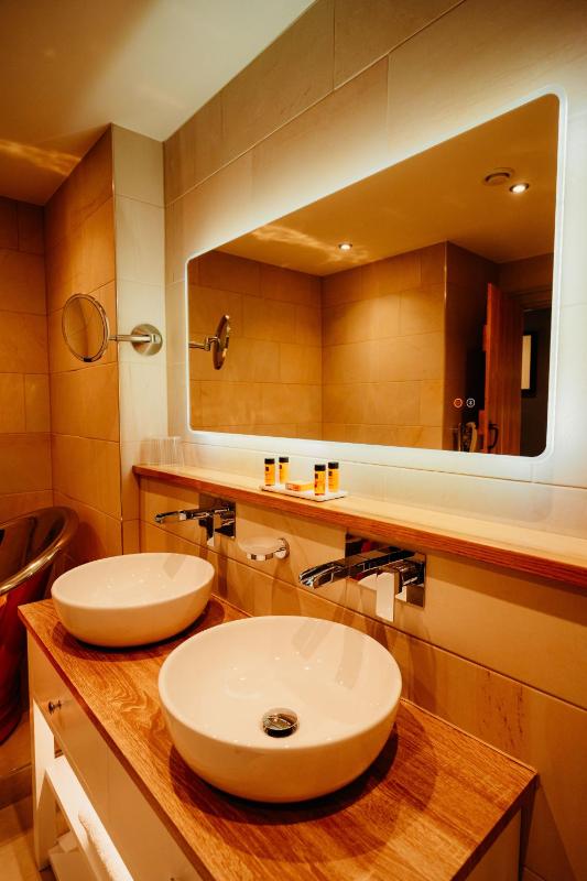 Deluxe King Room image 4