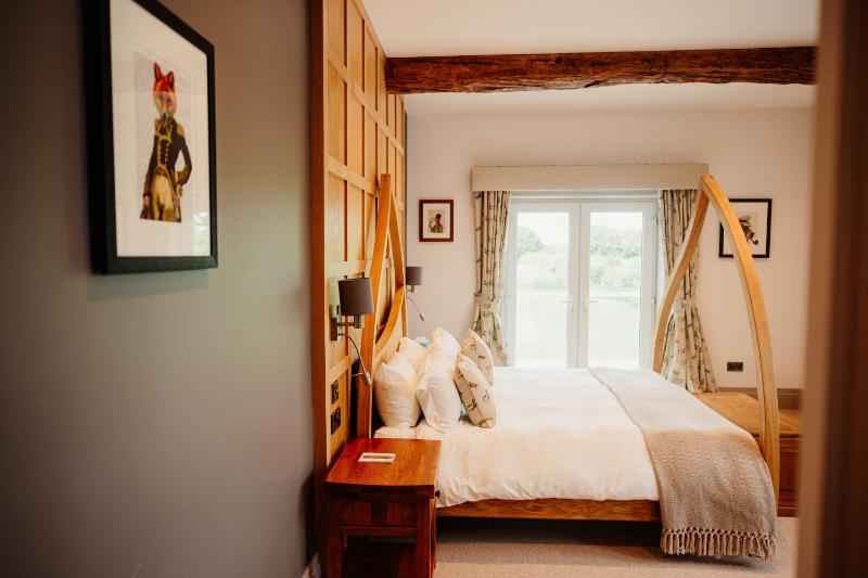 Deluxe King Room image 3